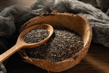 Ahşap arkaplanda Chia tohumları