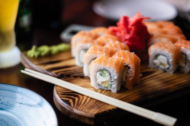 Bir kafede rulo servis ediyorum.