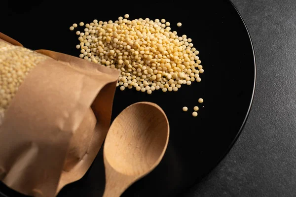 Couscous Croup Een Kleikom Een Houten Achtergrond — Stockfoto