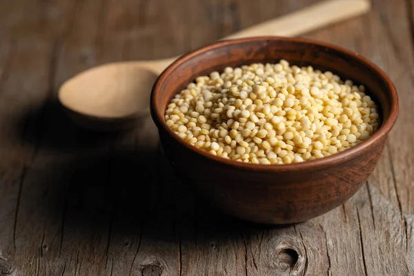 Couscous Croup Een Kleikom Een Houten Achtergrond — Stockfoto