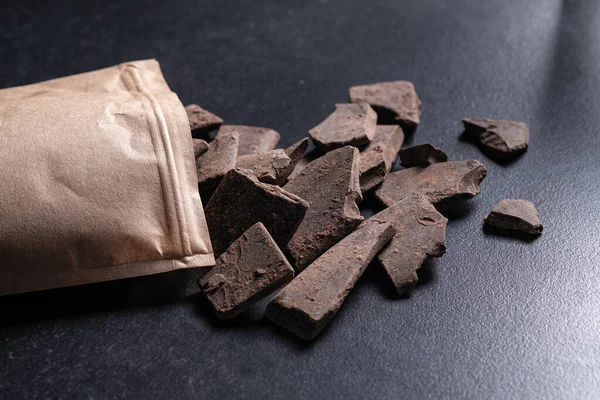 Természetes Csokoládé Reszelt Kakaóbabból Cukor Nélkül Sötét Alapon Ökocsomagolva — Stock Fotó