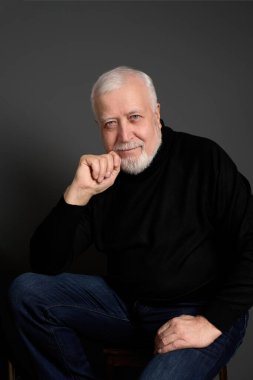 İş adamı, gri saçlı, arka planda ciddi bir şekilde...