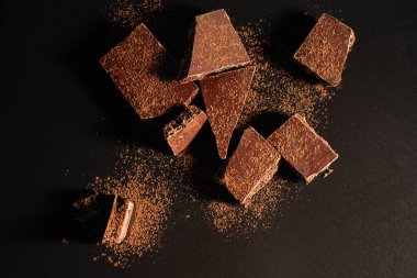 Siyah arka planda kırık çikolata