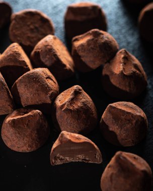 Koyu arkaplanda yer mantarı şekeri