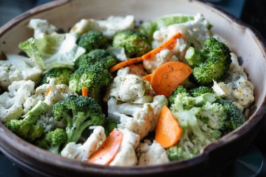 Yemek pişirmek için brokoli ve karnabahar hasat ediyorum.