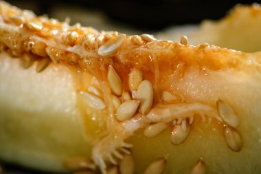 Yarım olgun kavun, yakın çekim, masada makro.