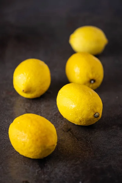 Citrons Parfumés Jaunes Sur Une Table Noire — Photo