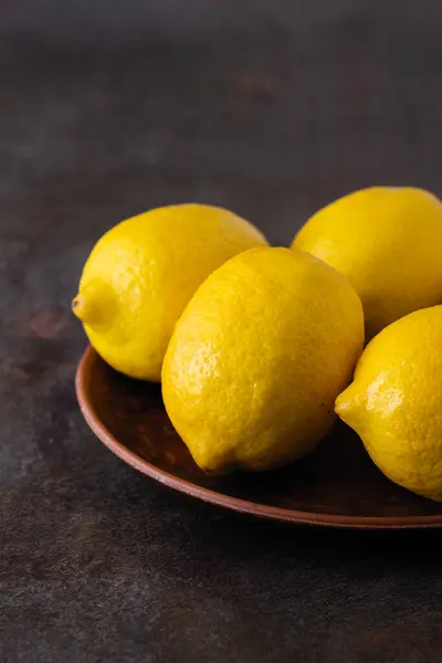 Citrons Parfumés Jaunes Sur Une Table Noire — Photo