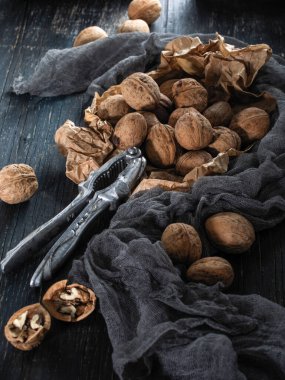 Tahta bir masada fındıklar, bütün ve kırılmış.