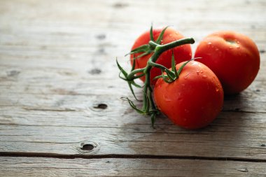 Doğal kırmızı domatesler, ahşap arka planda kiraz domatesleri.