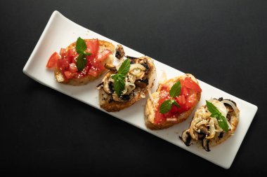 Taze bruschetta çeşitleri. Beyaz tabakta servis yap. Menüde sıralama