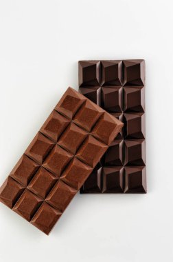 El yapımı siyah ve sütlü çikolata, beyaz arka planda, üst tarafta.