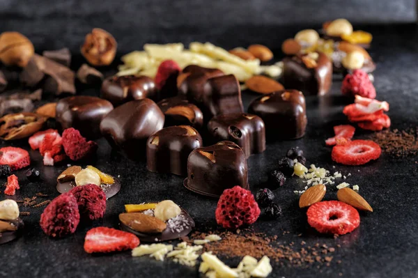 黑巧克力 手制冻干浆果和坚果 黑色背景下自然 上视图 — 图库照片