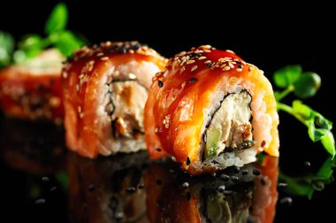 Suşili lezzetli geleneksel Japon yemekleri, restoran servisi..