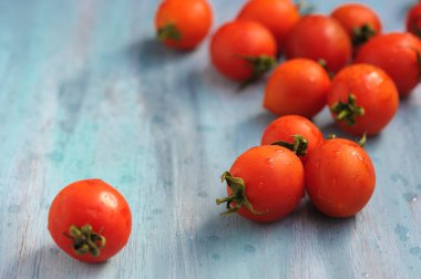 Hafif ahşap arka planda vişneli domates kokteyli