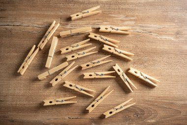 Öğlen vakti mandallar tahta bir yüzeye saçıldı.