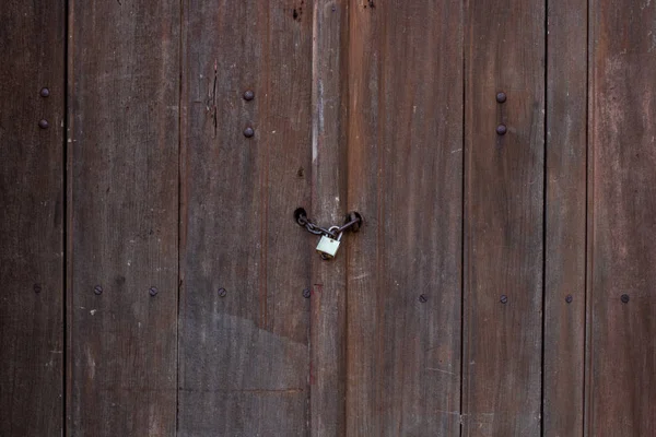 Asma Kilit Ile Ahşap Kapı — Stok fotoğraf