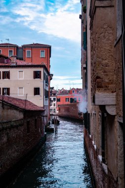 Tekneler ve gondollar olmadan Venice kanalının görünümü