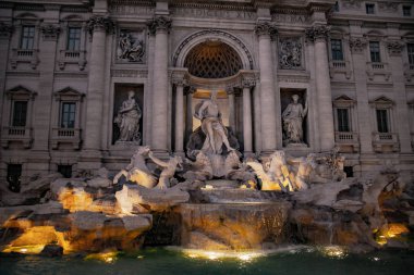 Roma 'daki Trevi Çeşmesi