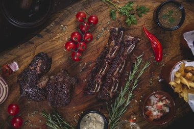 Tahtada çeşit çeşit et