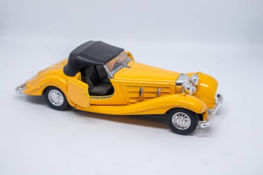 oyuncak sarı araba beyaz arkaplanda izole edildi