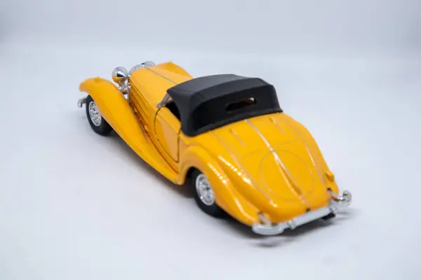 beyaz arkaplanda oyuncak araba