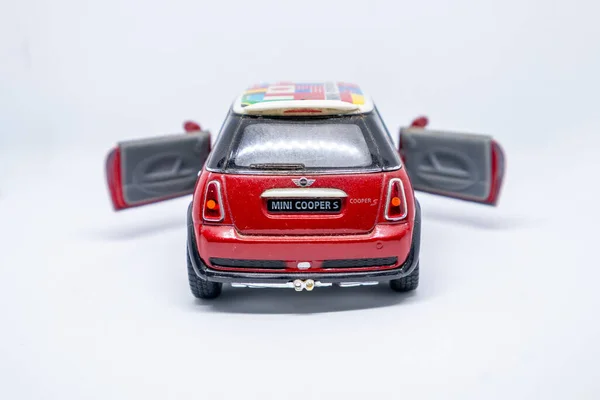 Beyaz arkaplandaki araba