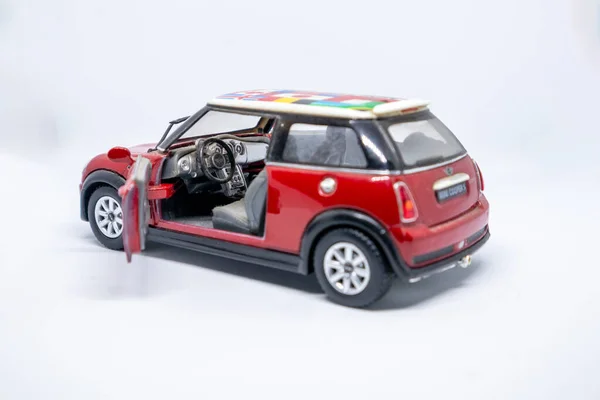 beyaz arka planı olan oyuncak araba