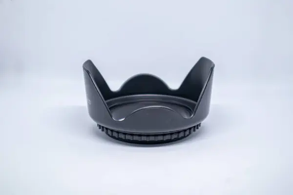 Beyaz arka planı temizlemek için siyah plastik kask