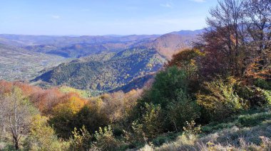 Dağın tepesinden dağlara kadar güzel bir manzara.