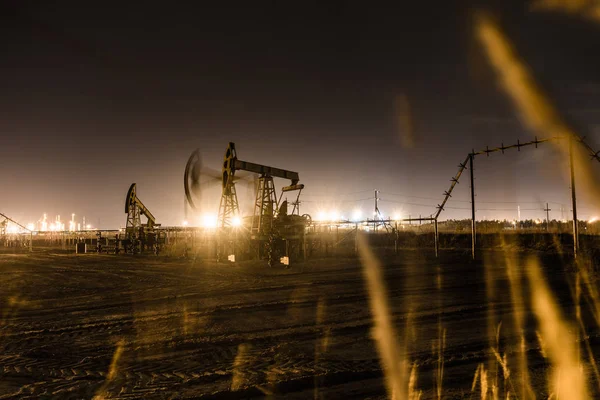 Presa pompa olio di lavoro durante la notte . — Foto Stock