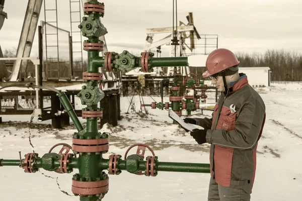 Arbeiter im Ölfeld. Winterzeit. — Stockfoto