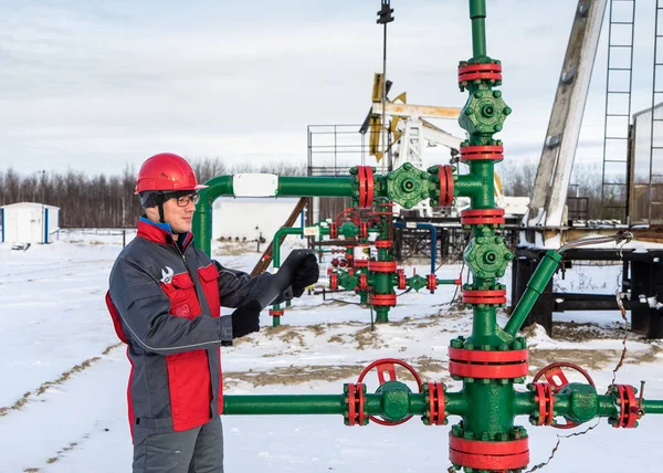 Trabajador del campo petrolífero. Período de invierno . — Foto de Stock