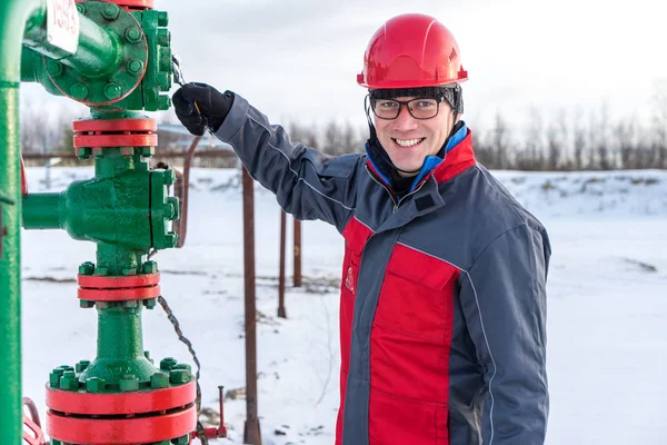 Travailleur dans le champ pétrolifère. Période d'hiver . — Photo