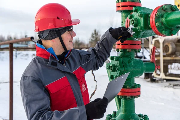 Trabajador del campo petrolífero. Período de invierno . — Foto de Stock