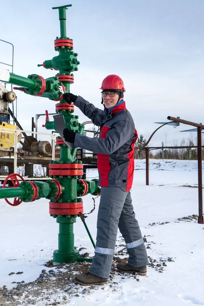 Trabajador del campo petrolífero. Período de invierno . — Foto de Stock