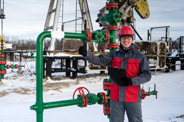 Trabajador del campo petrolífero. Período de invierno . — Foto de Stock