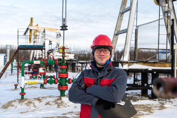 Trabajador del campo petrolífero. Período de invierno . — Foto de Stock