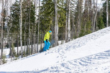 Dağlarda bir orman arka plan üzerinde atlama snowboarder