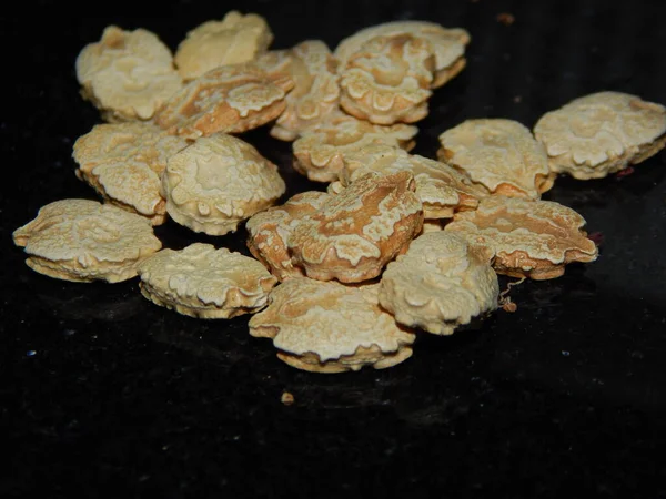 Beyaz arka planda kurumuş incirler.