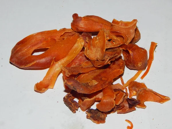 beyaz zemin üzerine kurutulmuş kırmızı biber