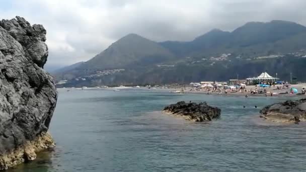 プラーイア マーレ コゼンツァ カラブリア イタリア 2017 恐竜の島の岩の間ボートで通過 — ストック動画