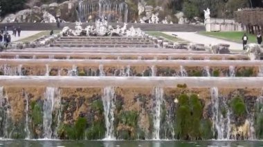 Caserta, Campania, İtalya - 3 Şubat 2019: Saray Parkı'nda Venüs ve Adonis Çeşmesi Şelaleleri