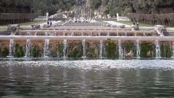 カゼルタ カンパニア イタリア 2019年2月3日 宮殿の公園で金星とアドニスの噴水の滝 — ストック動画