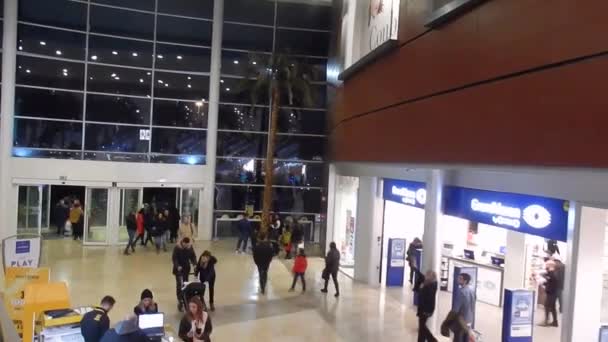 意大利坎帕尼亚的马西马尼斯 2019年2月3日 从自动扶梯上看到坎帕尼亚购物中心的内部 — 图库视频影像