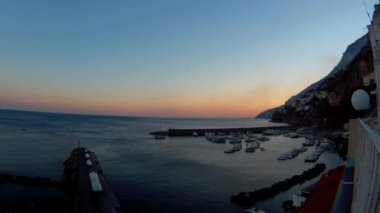 Amalfi, Campania, Italya-29 Eylül 2018: Sunset sonra Amalfi limanının zaman atlamalı