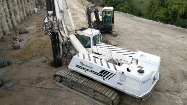Fragneto Monforte, Campania, İtalya - 12 Ekim 2018: Koruma direklerinin inşası için şantiye