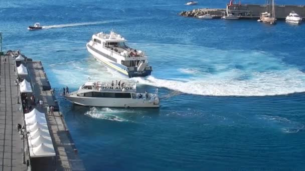 Amalfi Campania Italië September 2018 Draagvleugelboot Vertrekken Vanaf Toeristische Pier — Stockvideo