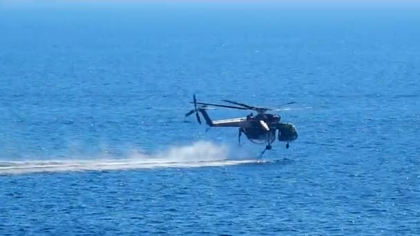 Amalfi, Campania, Itálie-29. září 2018: lesní hasičská helikoptéra během fází nakládky vody k uhasení ohně v kopcích Amalfi