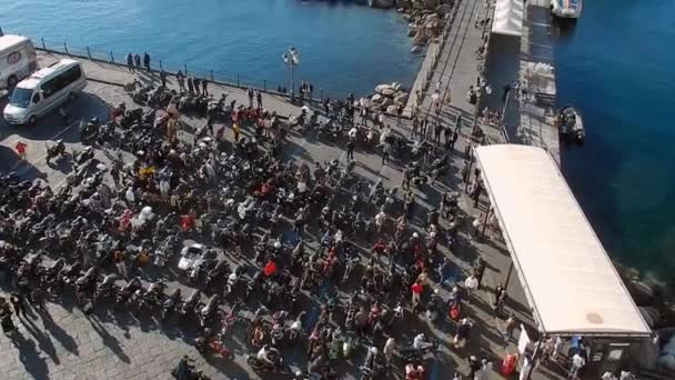 アマルフィ イタリア カンパニア州 月30 2018 著名な紳士の乗り心地の際に港広場でヴィンテージバイクラリー — ストック動画